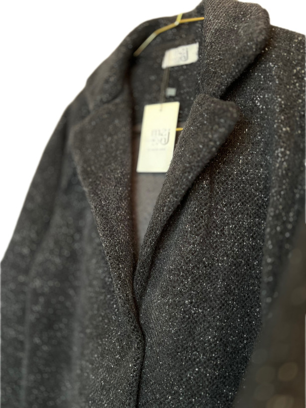 لمزوره کت (Lameh Coat) شیک، اکسسوریهای استیل ظریف (ساعت و بنگل)، و بوتهای بلند مارونی